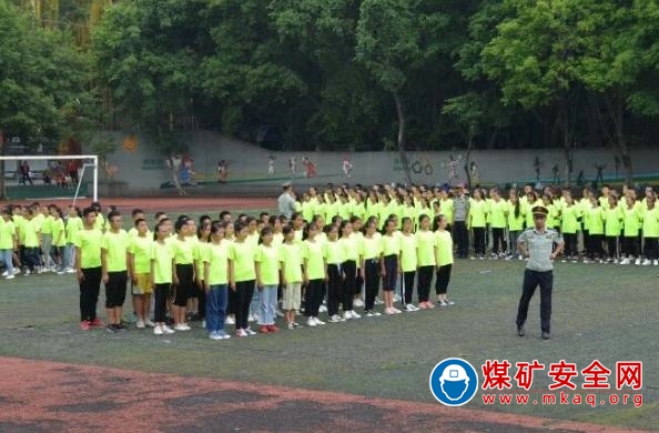 救消大隊指導(dǎo)市31中小新生體能訓(xùn)練