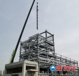 新疆天業(yè)（集團(tuán)）2萬噸/年氯化高聚物項目  原料評價中心核心裝置吊裝完成