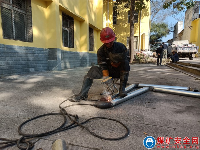 河南能源義煤公司千秋煤礦開展 “學(xué)黨史辦實(shí)事、清潔環(huán)境亮后勤”黨員義務(wù)勞動(dòng)