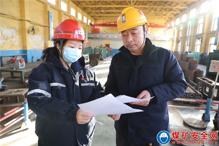 河南能源義煤公司千秋煤礦：開展“下一線當(dāng)工人、拜師傅悟初心”實(shí)踐活動(dòng)