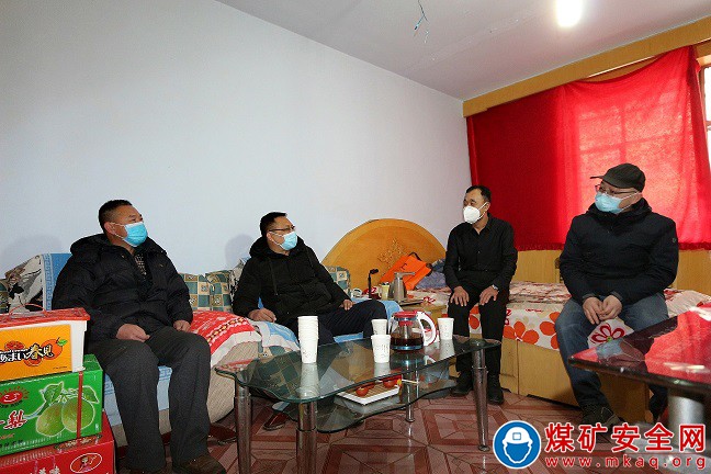 祝福關(guān)懷滿滿  節(jié)日慰問暖心——晉能控股煤業(yè)集團(tuán)燕子山礦節(jié)前入戶慰問