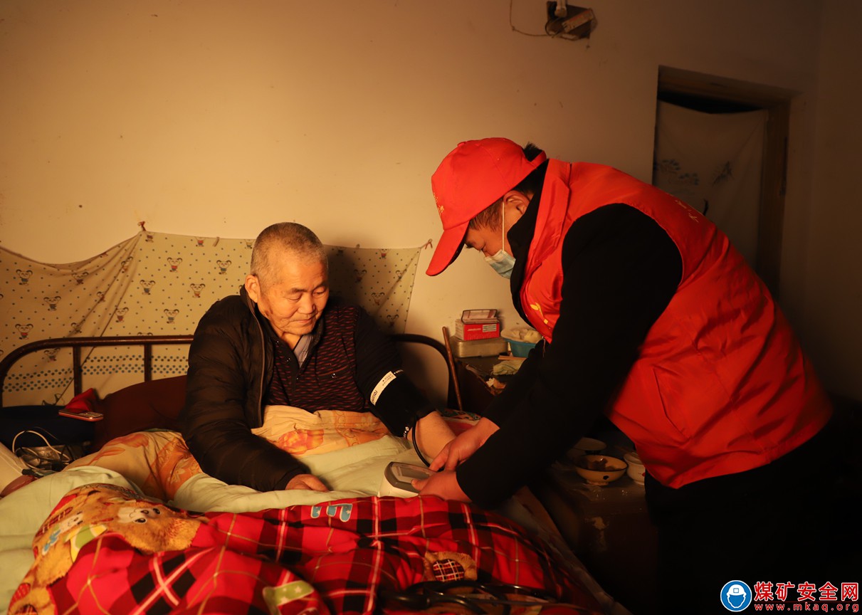 河南能源義煤公司千秋煤礦團(tuán)委：走訪慰問(wèn)工殘困難職工 送上新春溫暖祝福