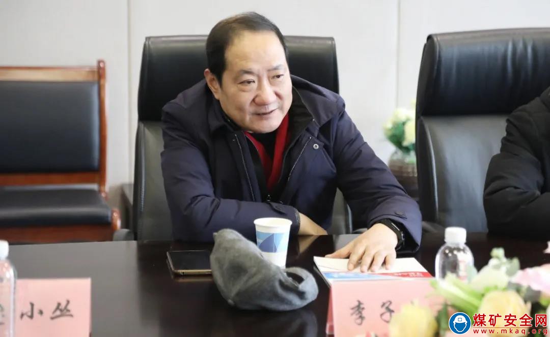 陜西省作家協(xié)會(huì)黨組成員、原秘書長(zhǎng)李子白一行到訪中能煤田公司進(jìn)行座談交流