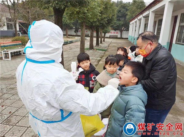 安徽廬江縣郭河鎮(zhèn)：為全體中小學(xué)師生進(jìn)行核酸檢測(cè)
