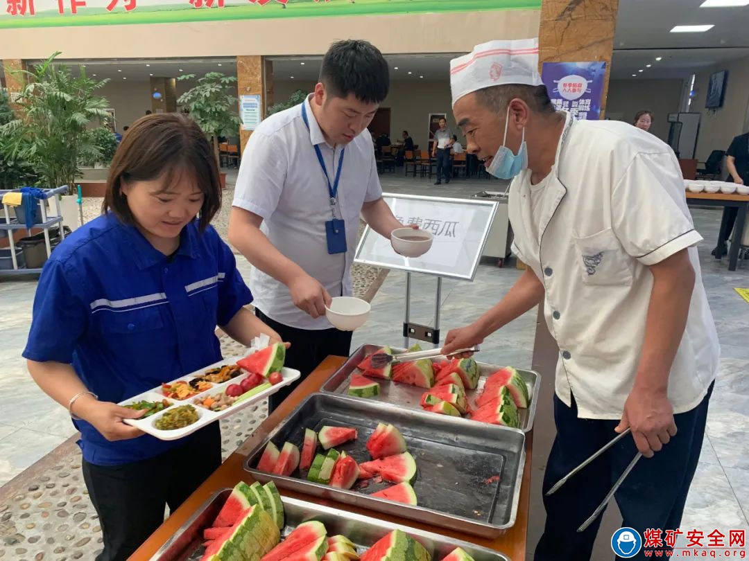 “愛心”西瓜讓就餐的職工笑聲不斷；“愛心”風扇送清涼