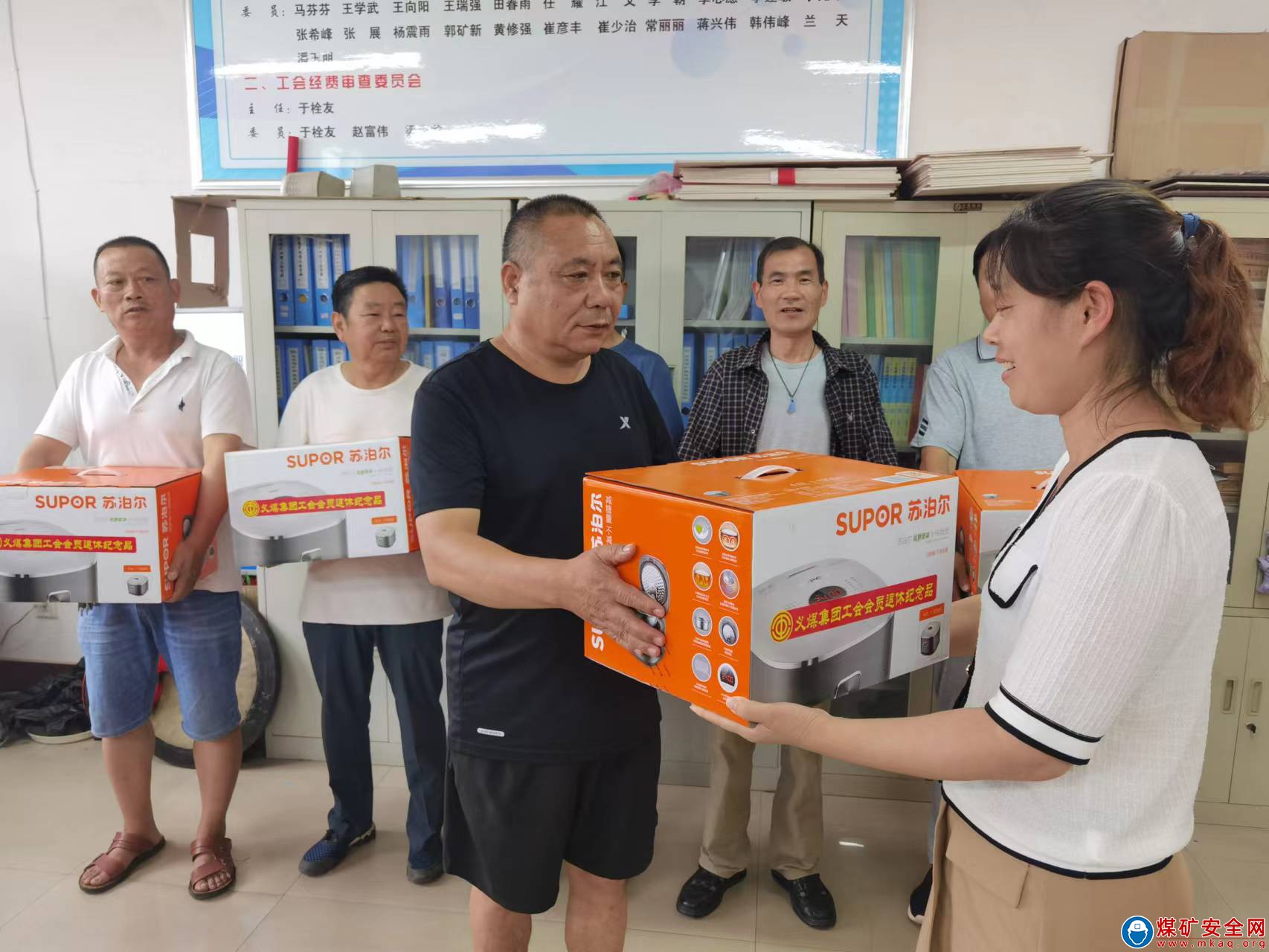 河南能源義煤公司石壕煤礦工會情系退休職工 愛心關懷暖心田