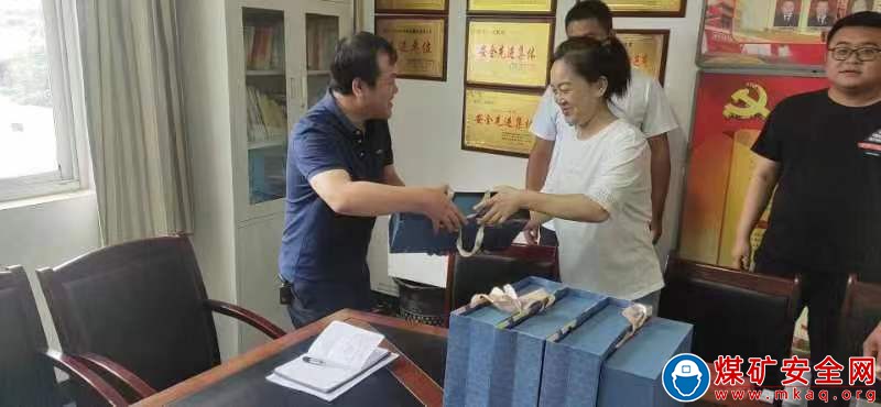 防暑送清涼 關(guān)愛暖人心