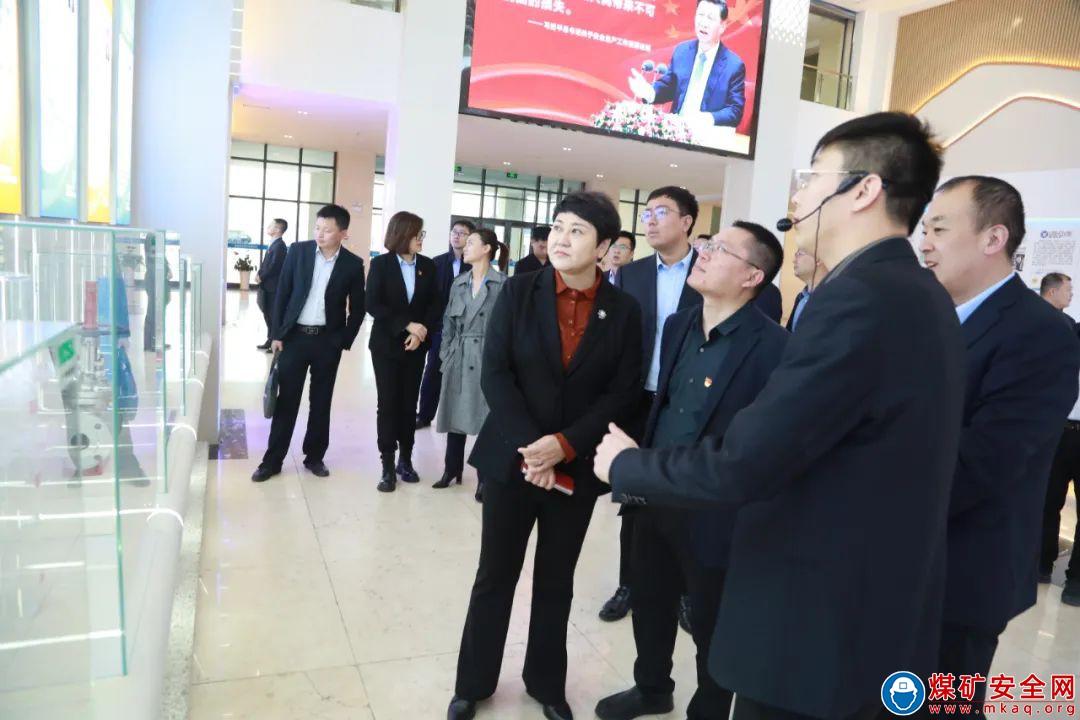 紅柳林礦業(yè)公司黨委副書記、工會(huì)主席譚淇華一行到公司對(duì)標(biāo)交流