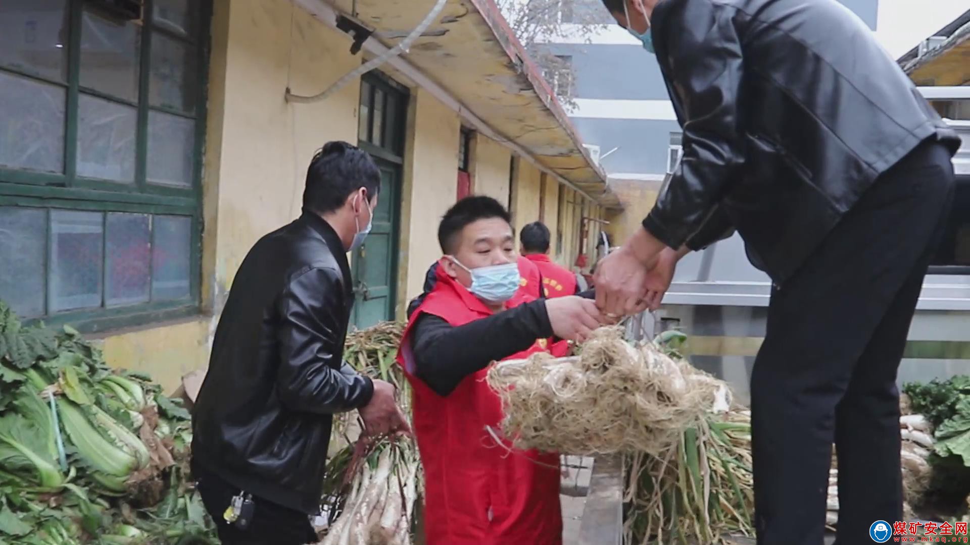 山西焦煤霍州煤電辛置礦煤質化驗室職工畢永寶 捐贈愛心蔬菜400斤 助力疫情防控