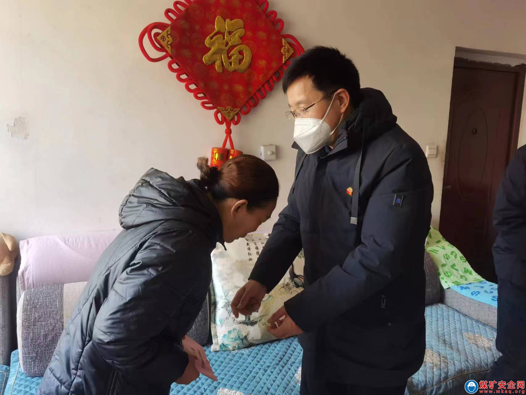 河南能源義煤公司石壕煤礦：慰問困難職工?深情溫暖人心