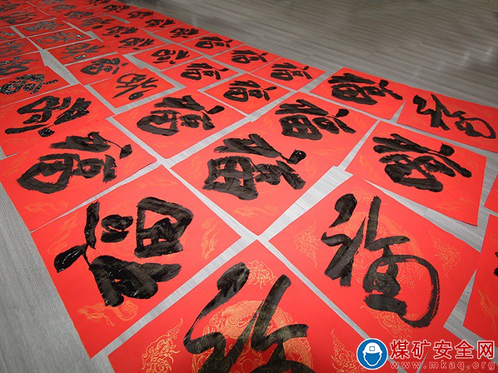 迎新春，送春聯(lián)送福，年味濃！