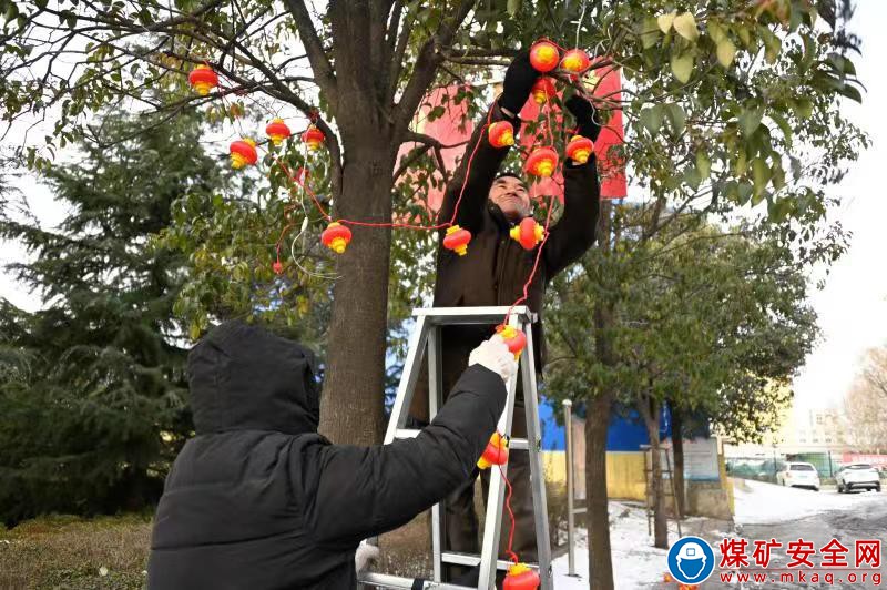 河南能源義煤集團石壕煤礦：裝扮礦區(qū) 喜迎新年