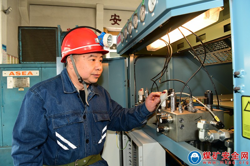 山東能源興隆莊煤礦勞模在崗位一線閃光