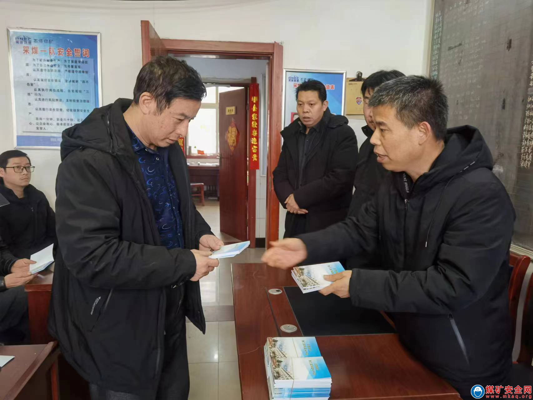 河南能源義煤公司石壕煤礦：送精神食糧 學(xué)“三會”精神
