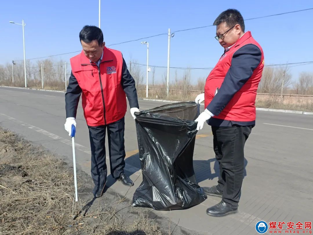 陜西中能煤田有限公司市場銷售部黨支部積極參與愛國衛(wèi)生活動