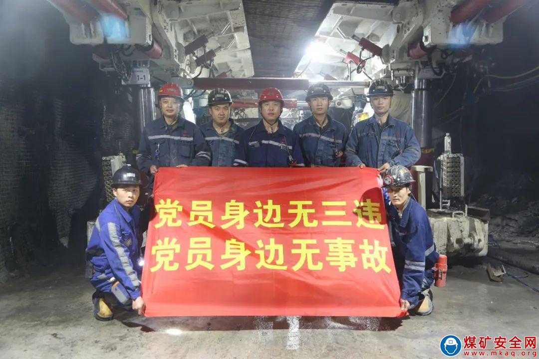 中能袁大灘礦業(yè)：班組青春彩繪板，畫(huà)出五彩斑斕的“黑”