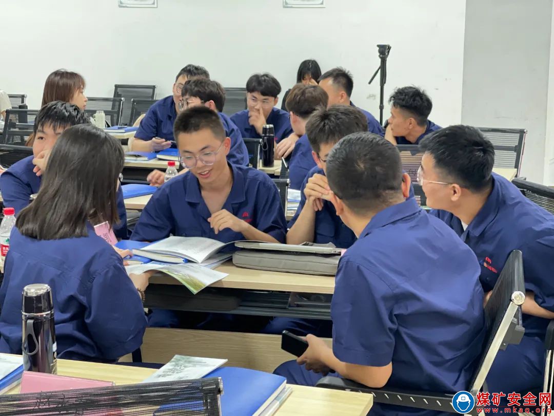 陜西中能煤田有限公司“青馬工程”第一課：感受知識的力量
