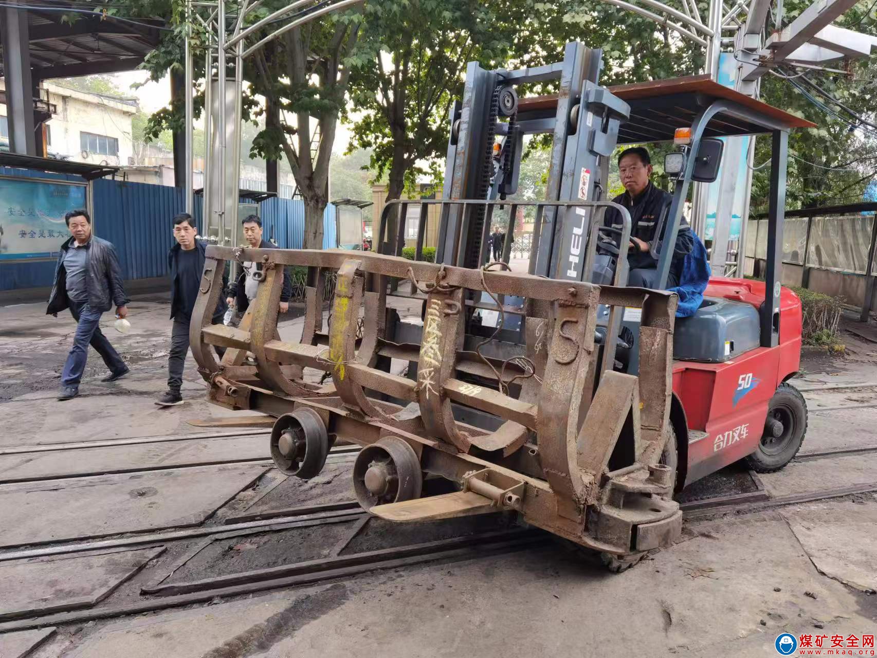 河南能源義煤公司石壕煤礦：這個節(jié) 在崗位度過