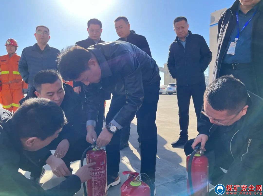 消除自救盲區(qū)，讓管理干部熟練使用自救器、滅火器，中能煤田公司這么干