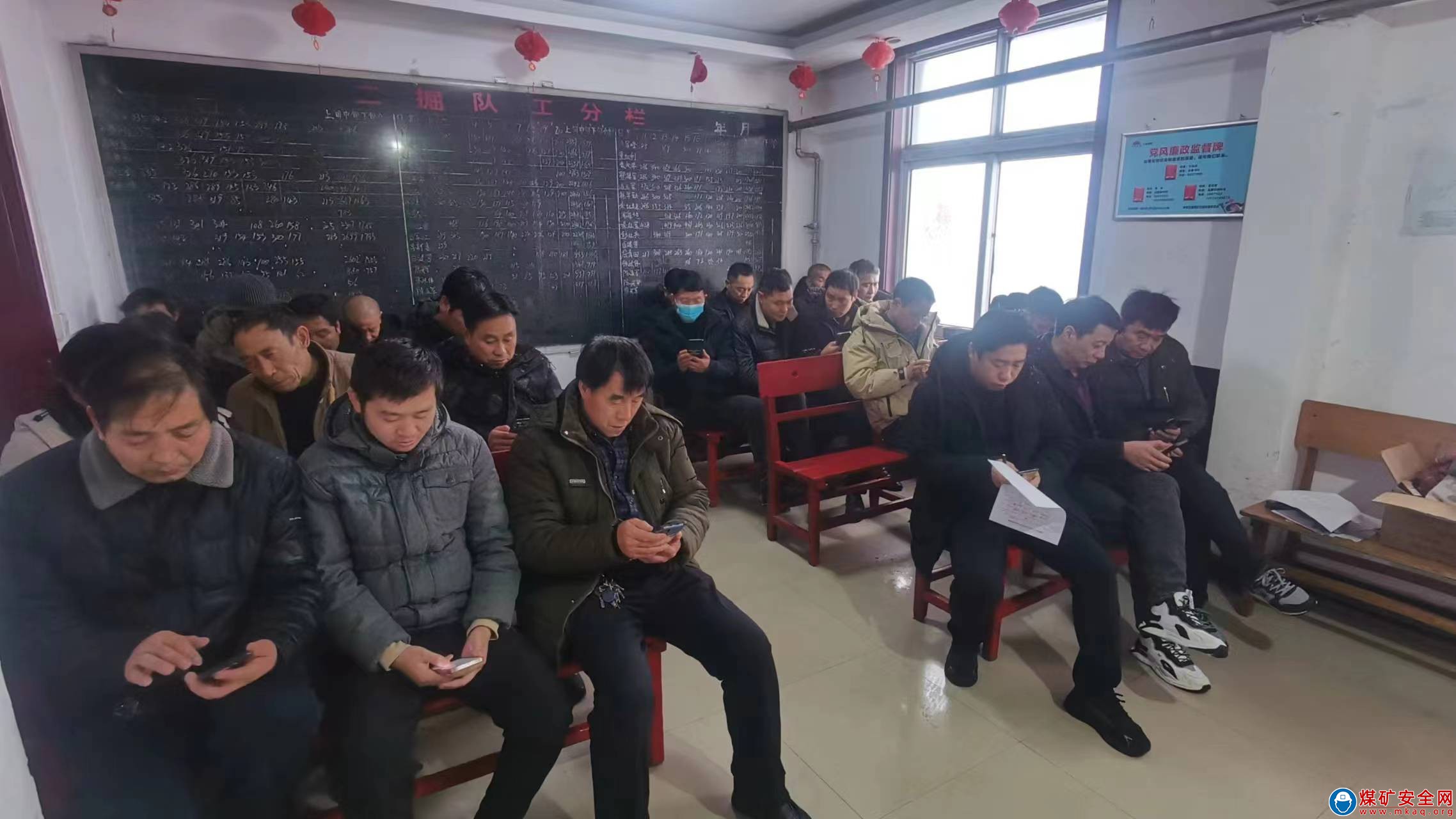 河南能源義煤公司石壕煤礦團(tuán)委積極組織觀看“氣候、糧食與青年：一個可持續(xù)未來的探索”主題團(tuán)課
