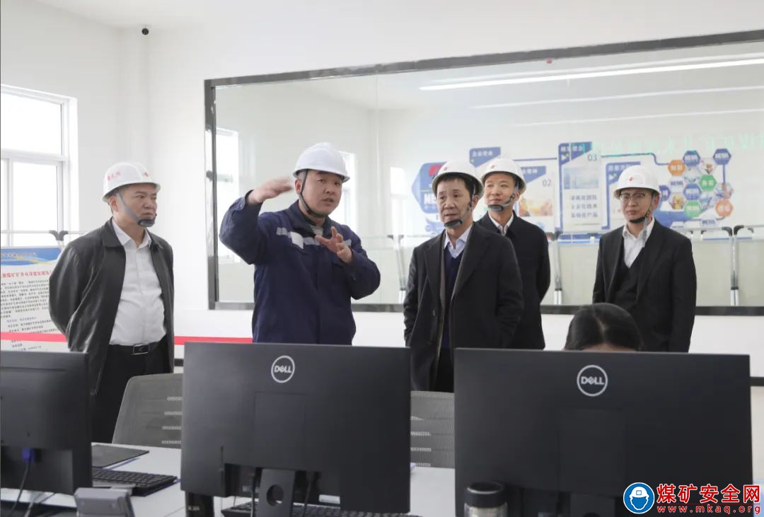 陜西煤業(yè)副總經(jīng)理杜戰(zhàn)靈一行到陜西中能煤田有限公司開展2023年度環(huán)保風(fēng)險抵押考核