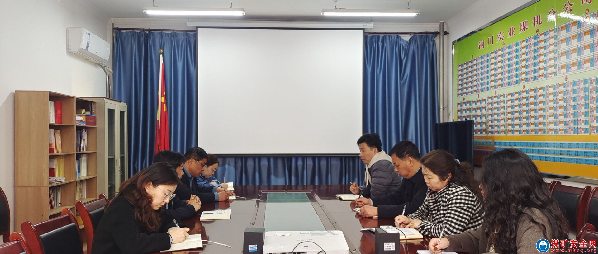 銅川礦務(wù)局華遠項目部煤機管理中心：打好紀律作風(fēng)教育監(jiān)督“組合拳”