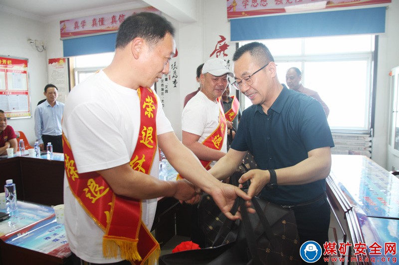 ?恒源煤礦退休員工歡送會(huì) 深情款款話惜別