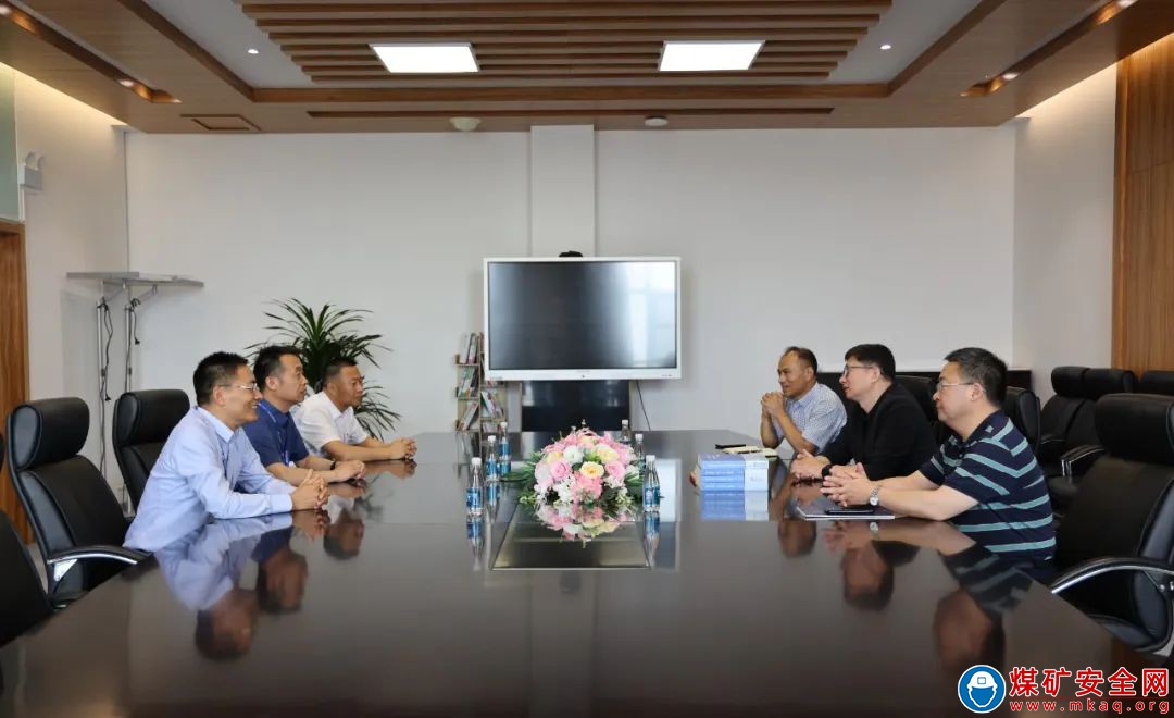 江蘇淮陰發(fā)電有限責任公司副總經(jīng)理劉中祥一行到陜西中能煤田有限公司走訪交流