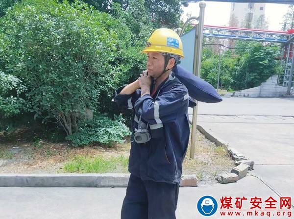 戰(zhàn)高溫，斗酷暑——致敬高溫下的煤樣采集工