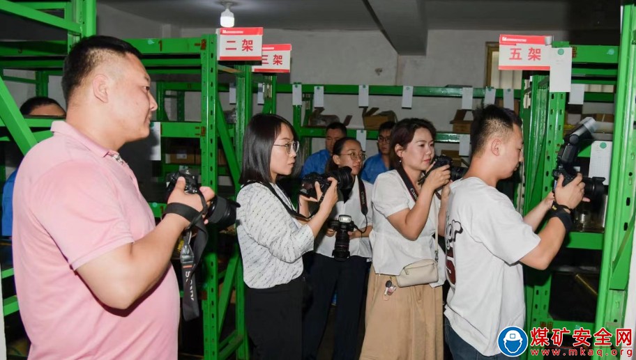 汾西礦業(yè)攝影協(xié)會到中興煤業(yè)攝影采風