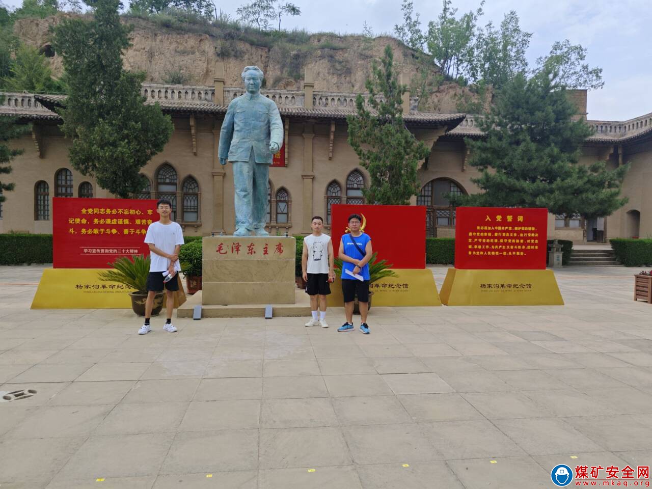 中國礦業(yè)大學化工學院中共預備黨員學生張友政深入泰安革命烈士陵園，深情緬懷革命先烈