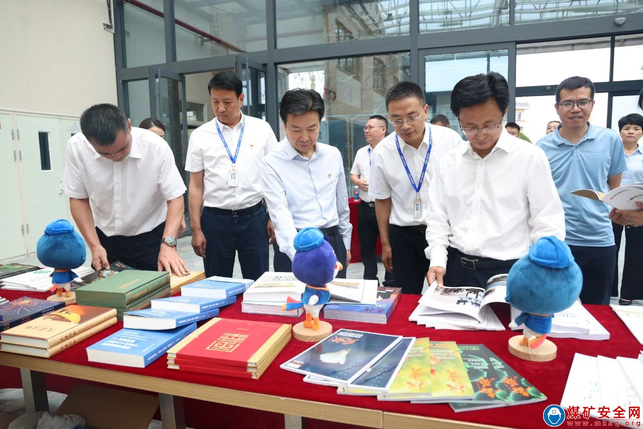 中國(guó)能源化學(xué)地質(zhì)工會(huì)副主席、分黨組成員賈海濤一行到中能煤田公司調(diào)研