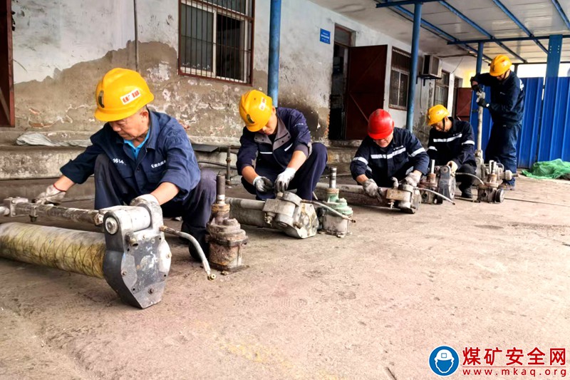 恒源煤礦機修廠開展氣動錨桿鉆機維修技術(shù)比武