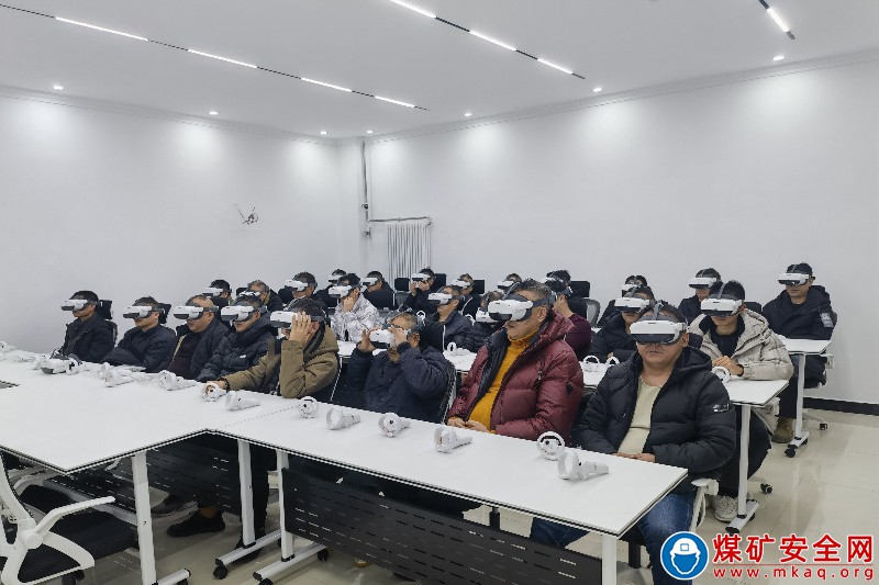 招賢礦業(yè)新年第一課：開展煤礦事故VR警示教育培訓