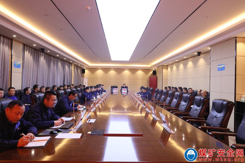 招賢礦業(yè)認(rèn)真學(xué)習(xí)貫徹集團(tuán)公司3月份安全辦公視頻會(huì)暨頂板事故警示教育會(huì)議精神