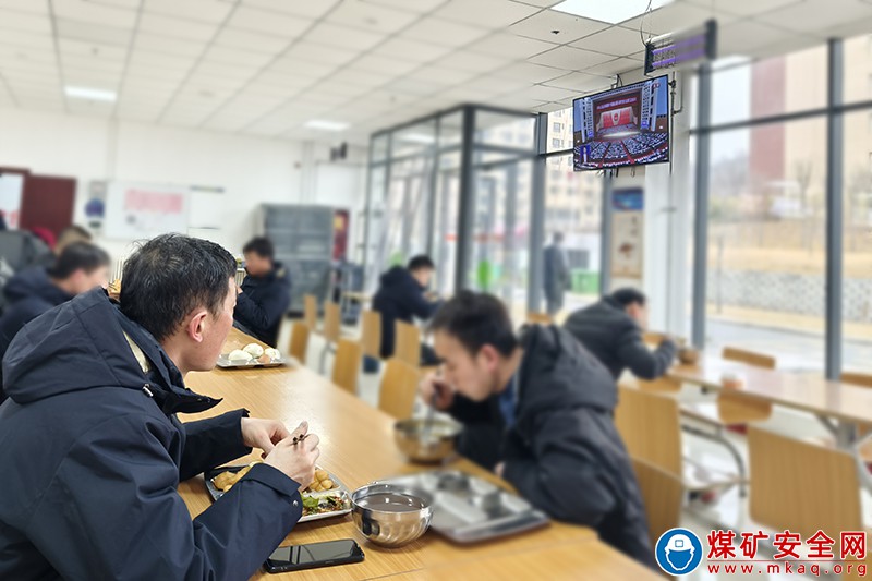 【兩會(huì)精神踐于行】迎接一場(chǎng)春天的盛會(huì)——招賢礦業(yè)積極組織職工群眾收聽(tīng)收看全國(guó)兩會(huì)實(shí)況