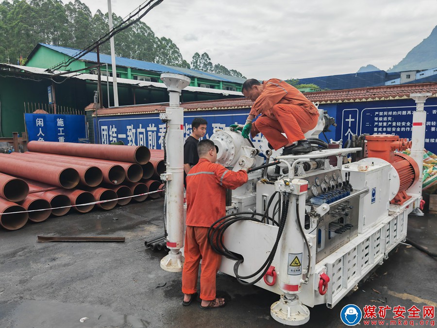 魯班山北礦千米定向鉆機(jī)順利完成組裝并成功入井